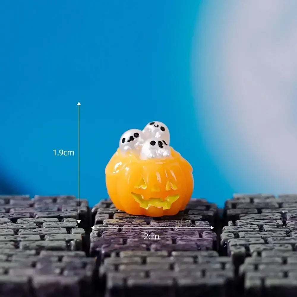 Mini Halloween Crystal Ball Easy to Carry Resin Pumpkin Resin Ornaments Micro Landscap Resin Faceless Ghost Party Supplies